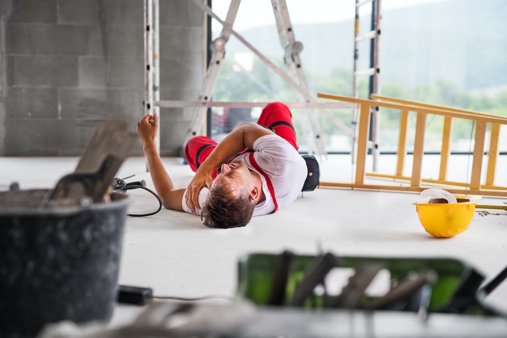 Accident de travail : les obligations de l'employeur en matière de prévention des risques liés aux travaux en présence de poussières toxiques