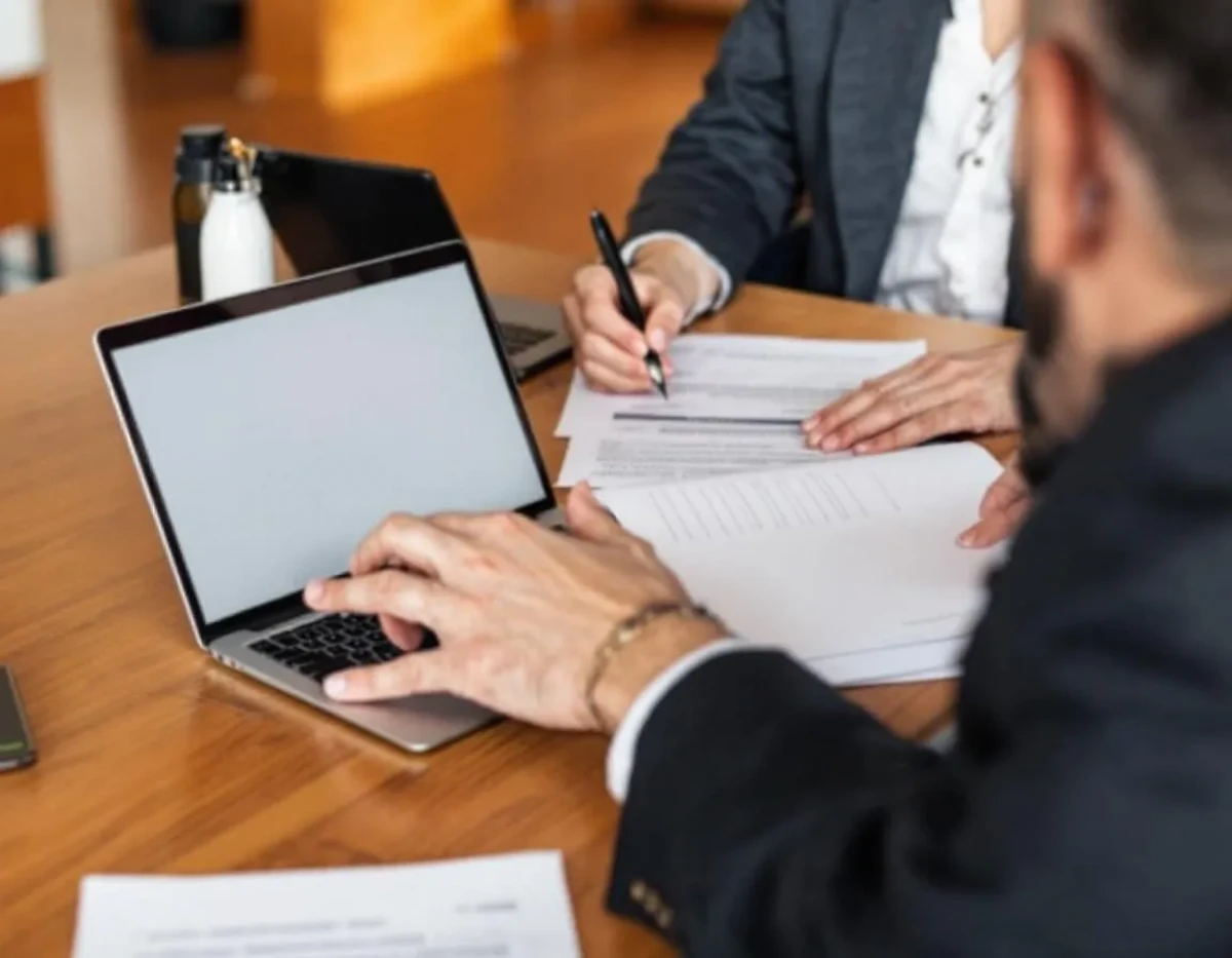 Obligations du prêteur en matière d'assurance emprunteur : cadre légal et pratiques lors des modifications contractuelles